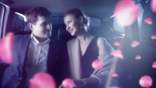 花びらが舞う車内の男女