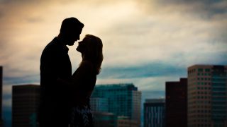 抱き合うカップル