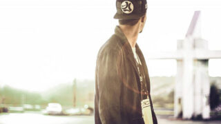 別れたあと振り返る男性