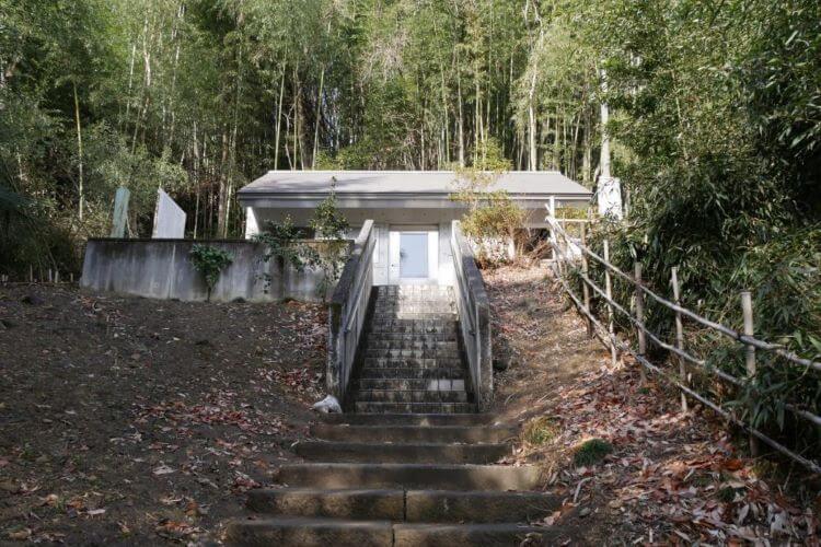 金井沢碑と階段