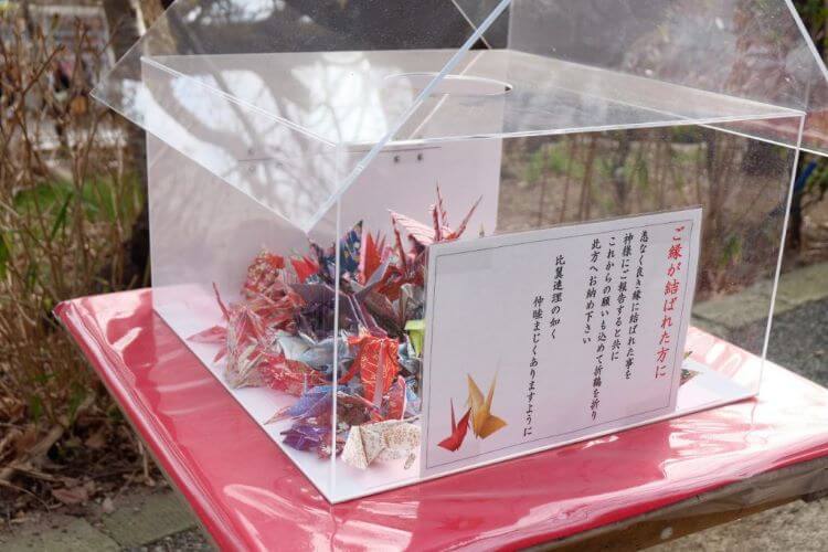 箱の中の折り紙の鶴