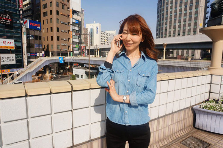 電話占いの感想を話す女性
