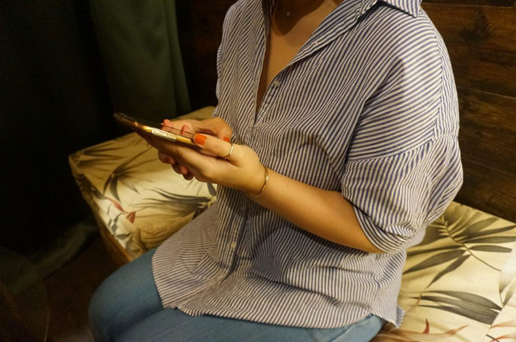 電話占いの感想を話す女性