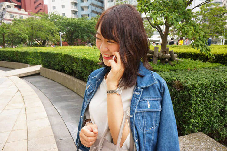 電話占いの感想を話す女性