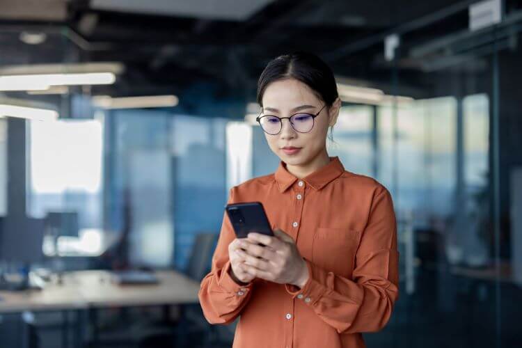 不倫相手へ連絡する真剣な顔の女性