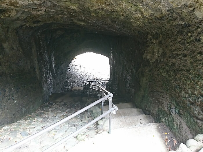 龍宮窟のトンネル内の階段