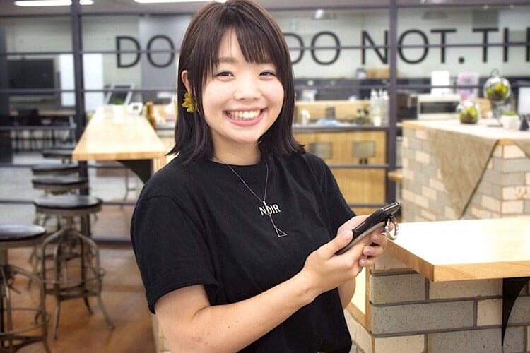 電話占いの感想を話す女性