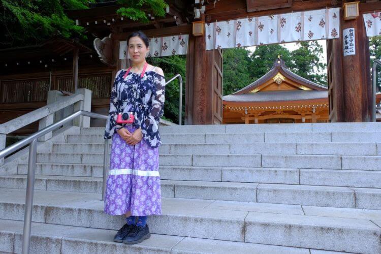 高麗神社の入り口に立つ女性