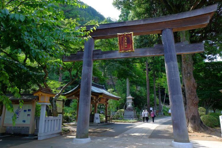 高麗神社の鳥居と手水舎