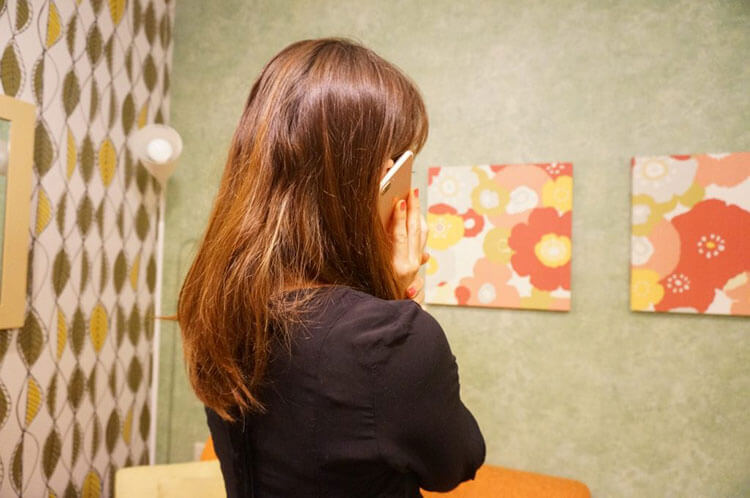 電話占いの感想を話す女性