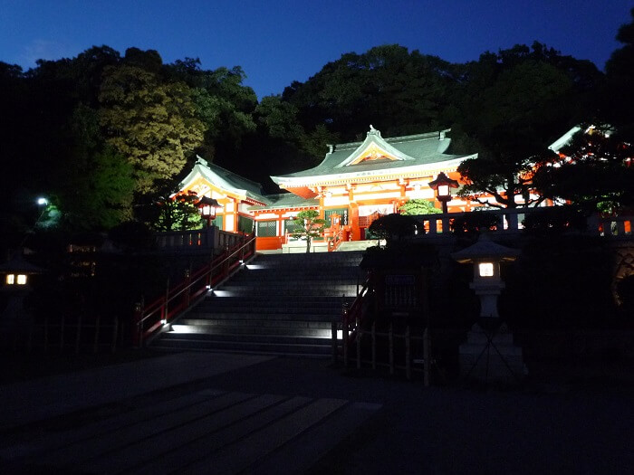 別角度から見たライトアップされた足利織姫神社