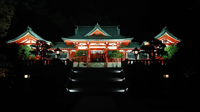 正面から見たライトアップされた足利織姫神社