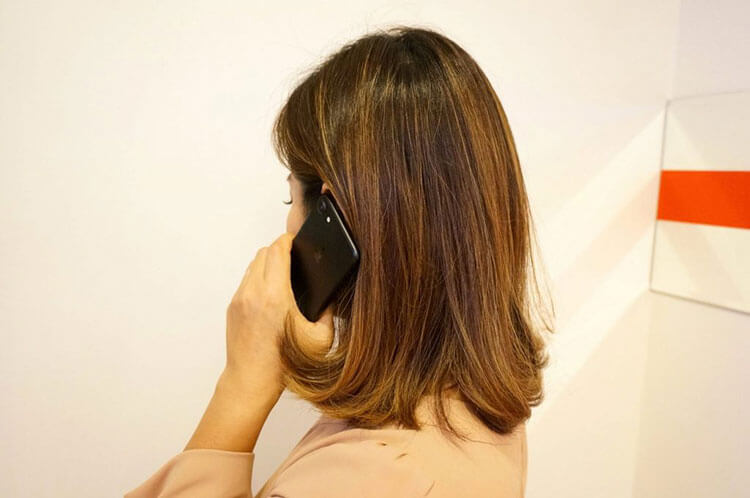 電話占いの感想を話す女性