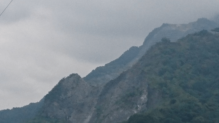 曇り空の武甲山山頂の様子