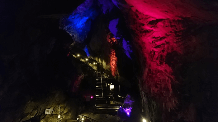 洞窟内赤と青のライトアップ