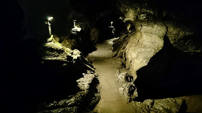 洞窟内の道