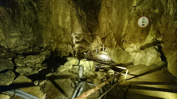 洞窟内の下り階段