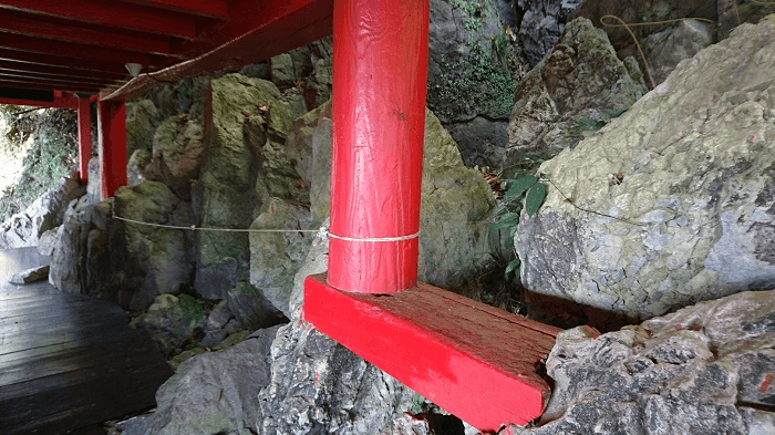崖に設置してある柱
