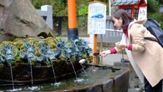 手水舎を利用する女性