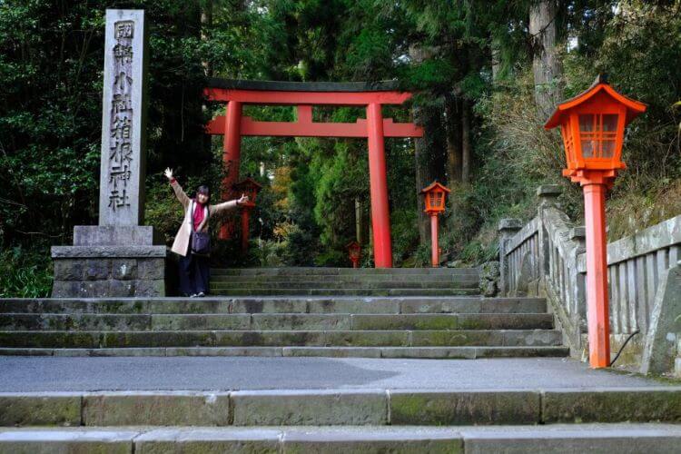 箱根神社の鳥居と女性