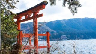 水の上に立つ鳥居