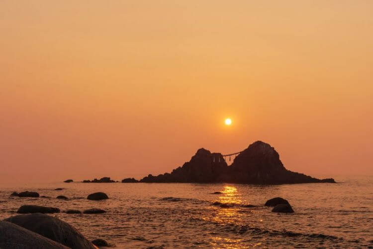 夕日と海と夫婦岩
