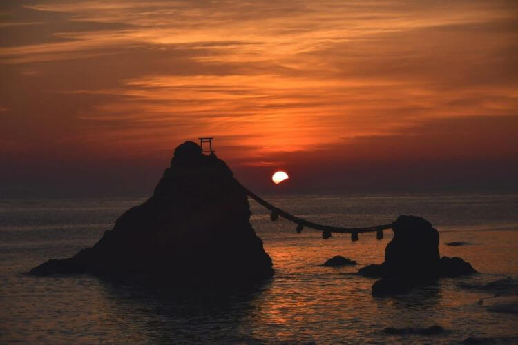 沈む夕日と夫婦岩
