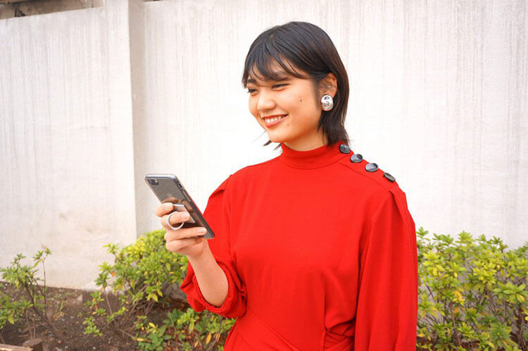 電話占いの感想を話す女性