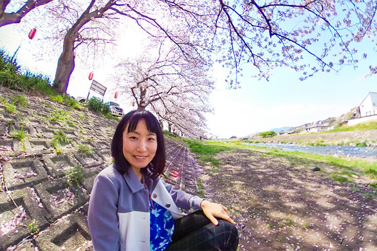 桜の木の下に座る女性