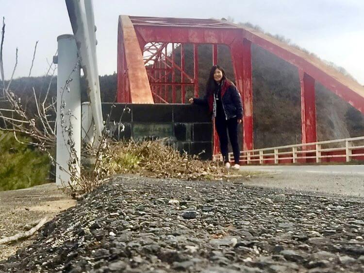 赤い弁天橋と女性
