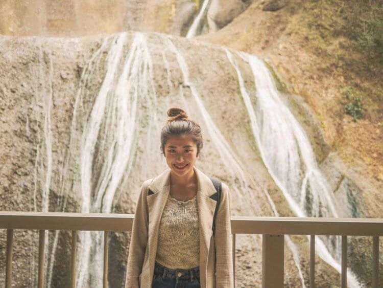 袋田の滝を背にする女性