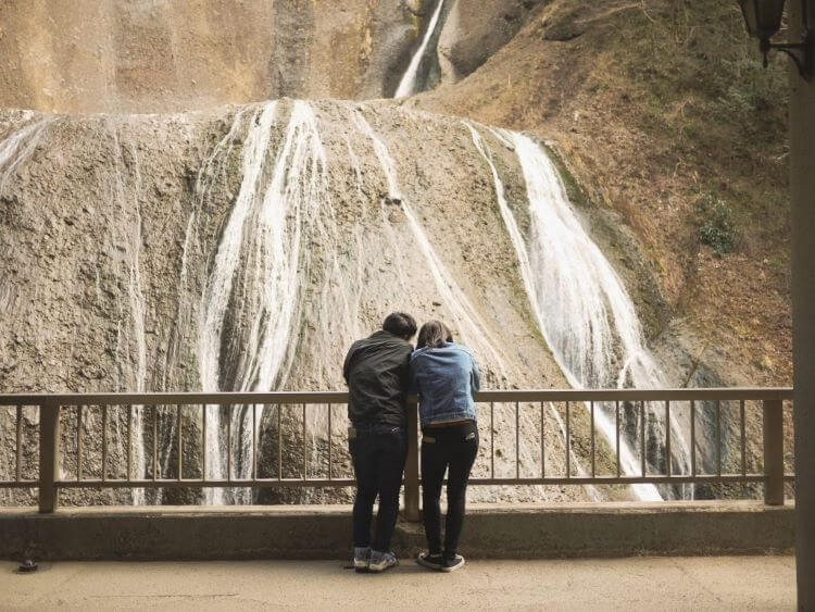 袋田の滝を見るカップル