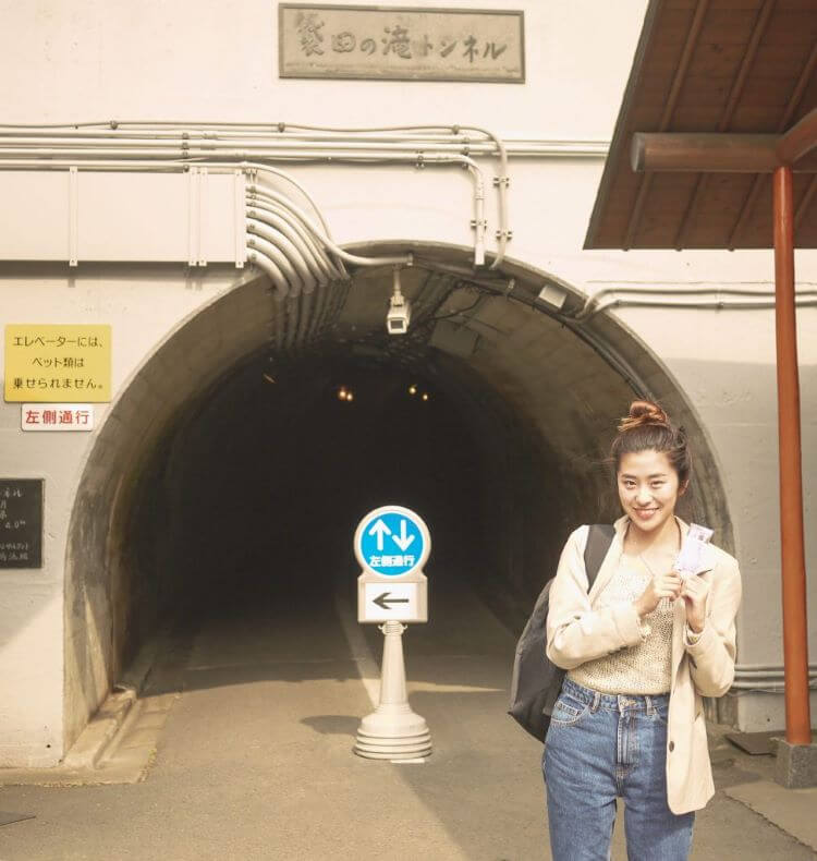 トンネルと女性