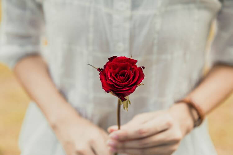 告白しようとする女性