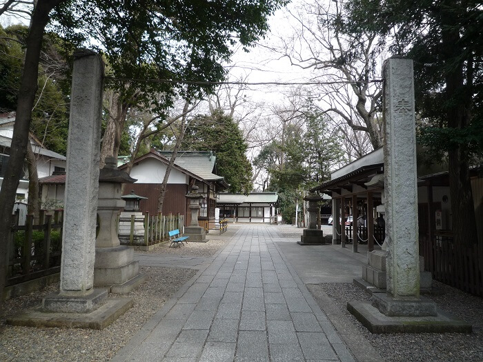調神社の入り口の二つの柱