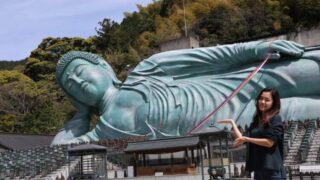 南蔵院の大仏と女性