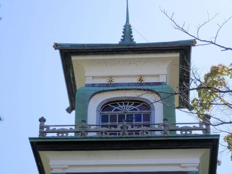 尾山神社の神門の洋式窓