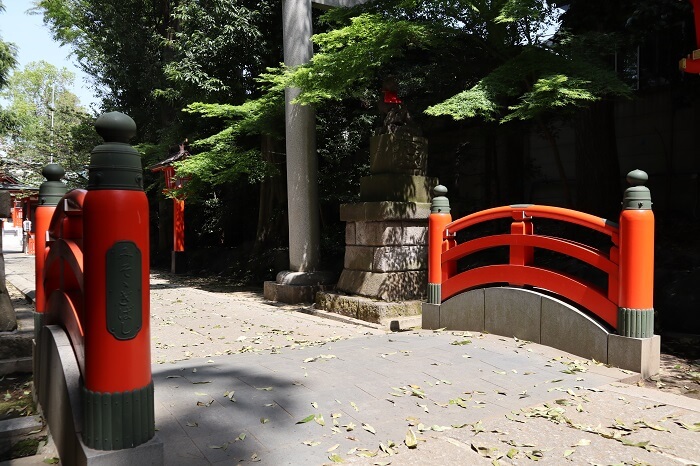 馬橋稲荷神社の赤い橋