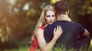 男性に抱きついている女性