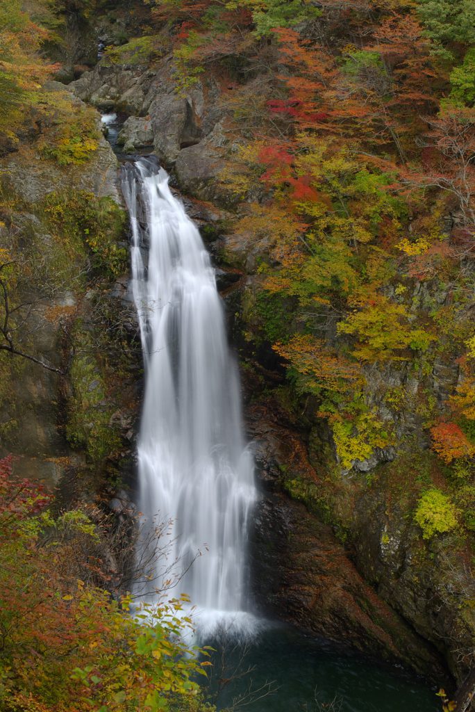 紅葉の時期の秋保大滝