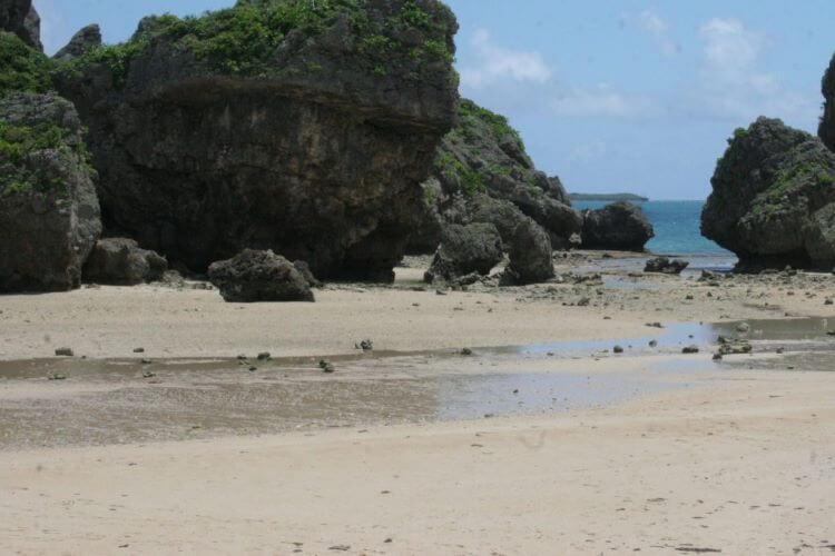 大きな岩と砂浜