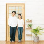並んで立つ男女