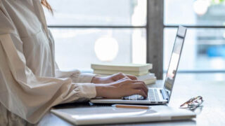 ノートパソコンで仕事をする女性