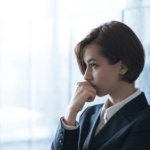 転職への不安を抱く女性