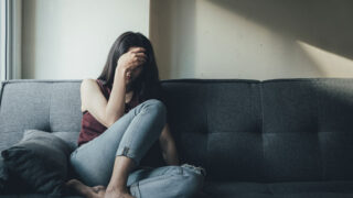 好きだけど別れたい疲れた女性
