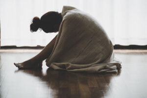不倫中、愛か執着か悩む女性