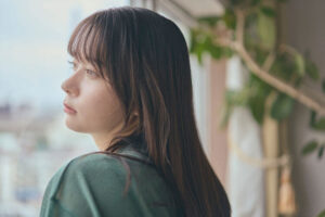 不倫中で不安な女性