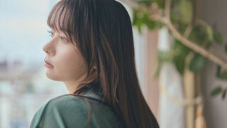 不倫中で不安な女性