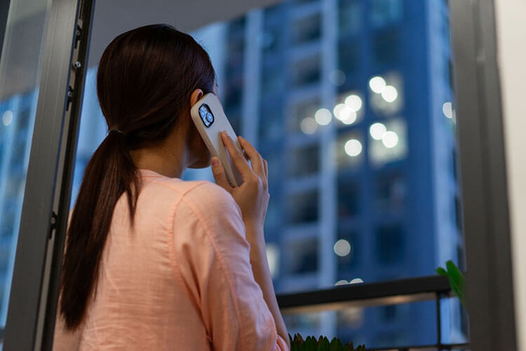 不倫中の不安を相談する女性