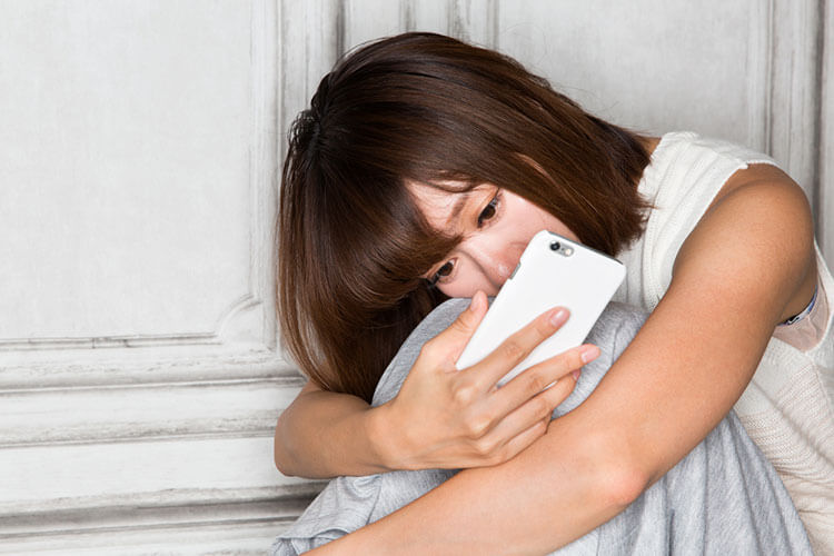 不倫相手の本心を知ろうとする女性